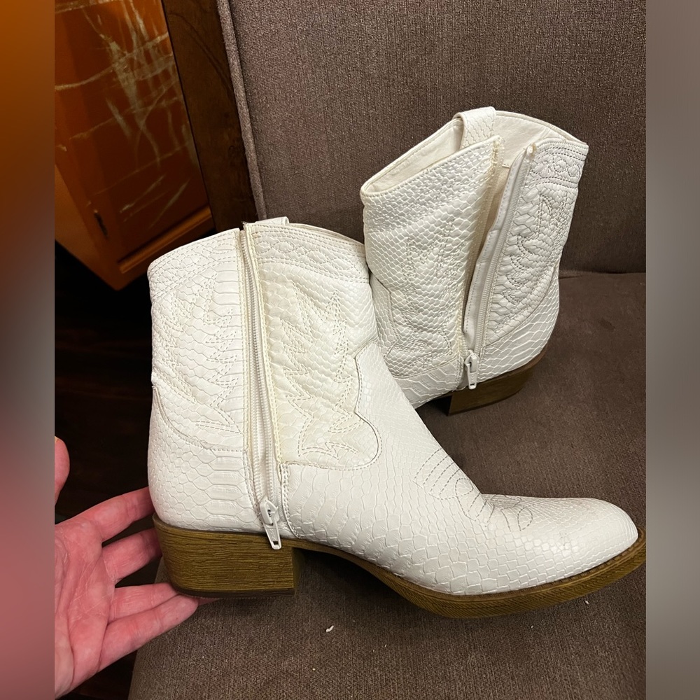 White Pistol cowboy boot. coconuts by Matisse. Size 9.5